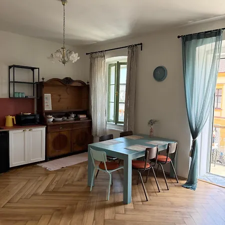 לינה וארוחת בוקר Oldskul Cafe&apartments