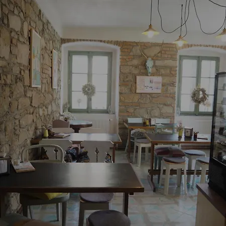 Oldskul Cafe&apartments לינה וארוחת בוקר 3*